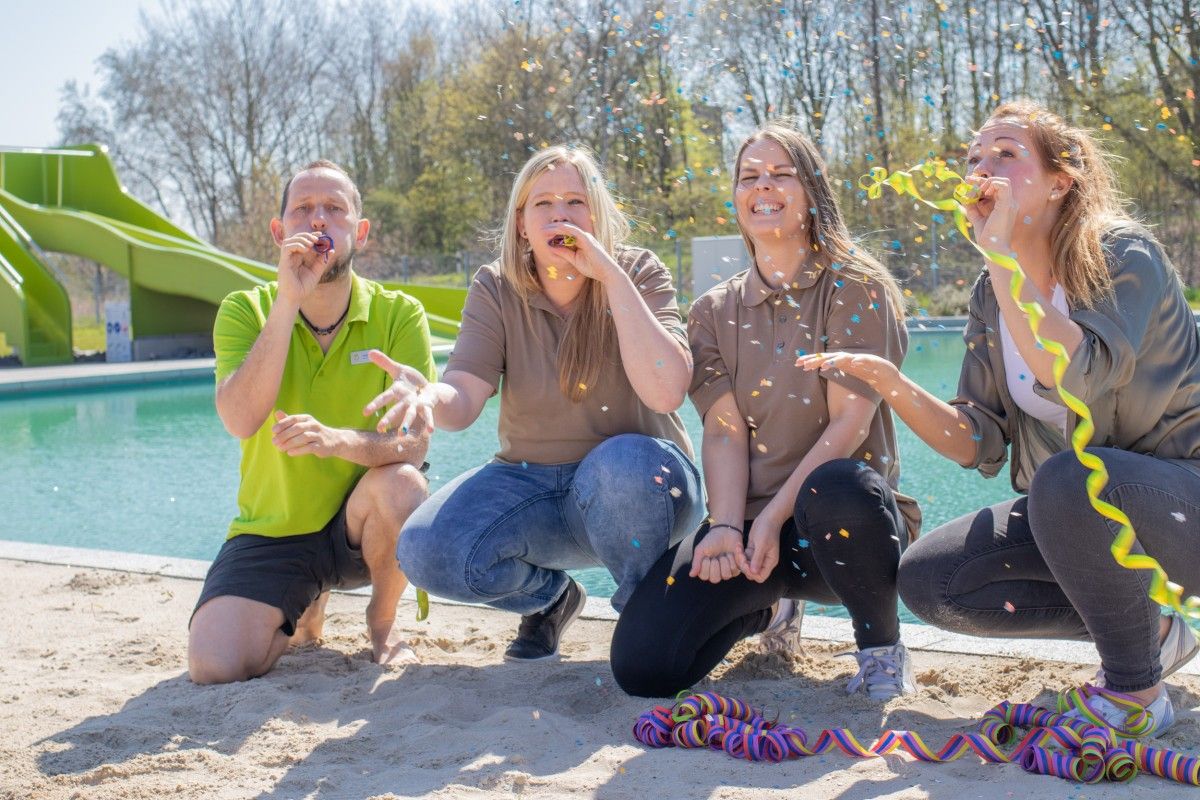 Andreas Mrazek, Christina Rausch, Sarah Biermann und Gina Lechelt stimmen sich mit Konfetti und Luftschlangen am Naturbadesee auf den Geburtstag ein.